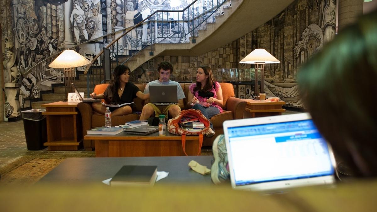 学生们在科茨图书馆的沙发上一起学习